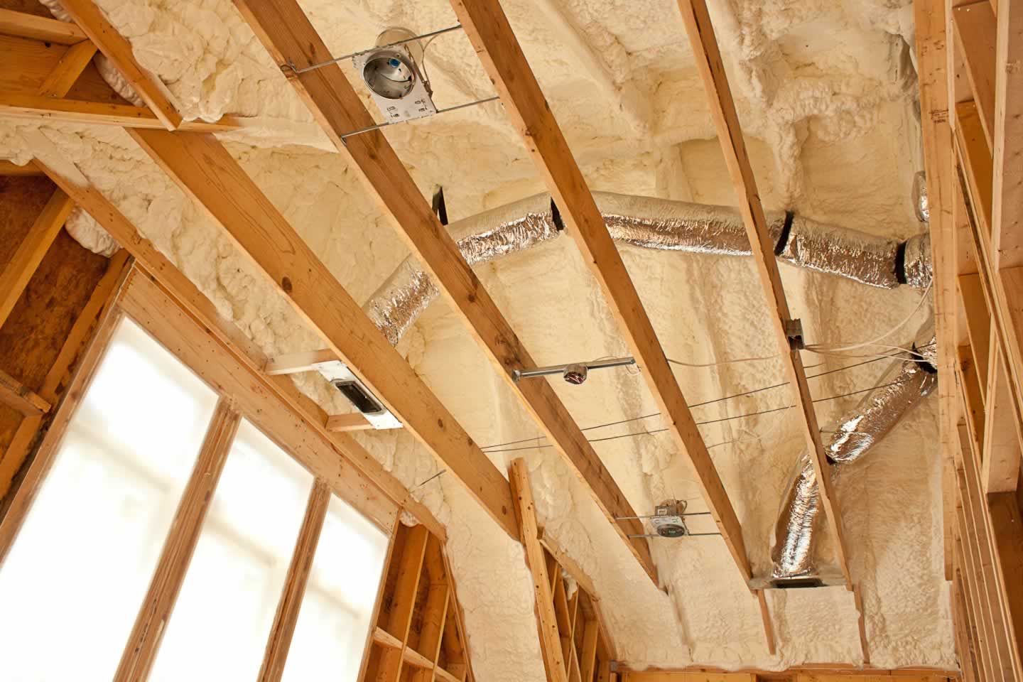 Maison ossature bois. Isolation toiture et murs par projection de mousse  polyuréthane projetée. 