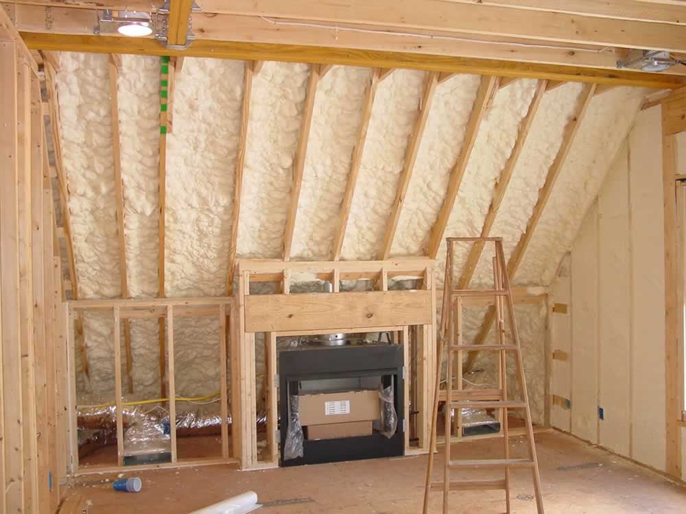 Maison ossature bois. Isolation toiture et murs par projection de mousse  polyuréthane projetée. 