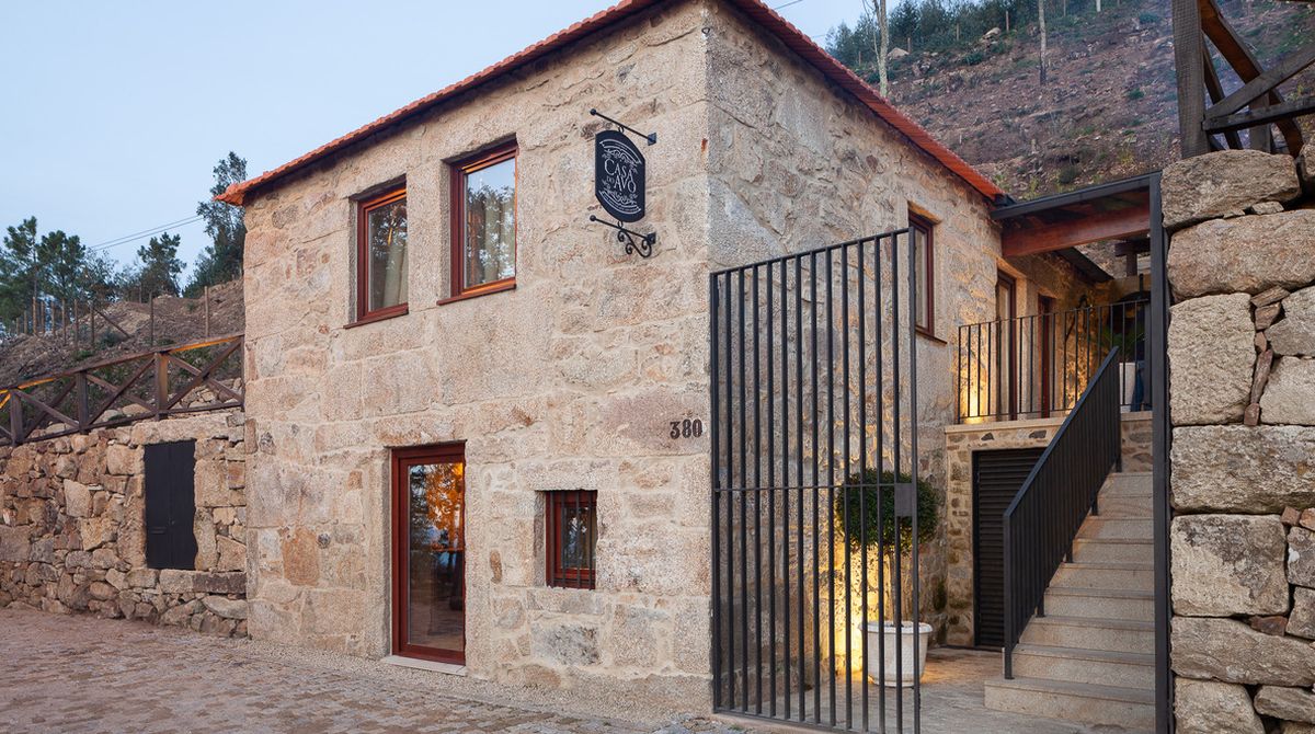 Du bois pour restaurer cette magnifique maison pierre portuguaise